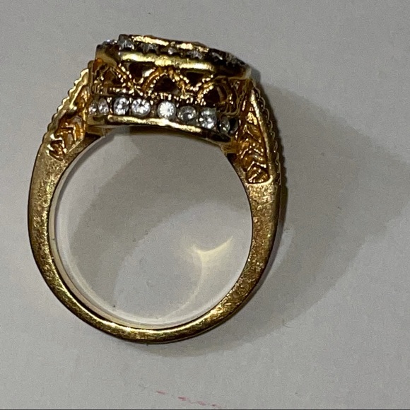 Elegant Gold Tone Faux Diamond Cocktail Ring Sz 7 - Picture 11 of 13
